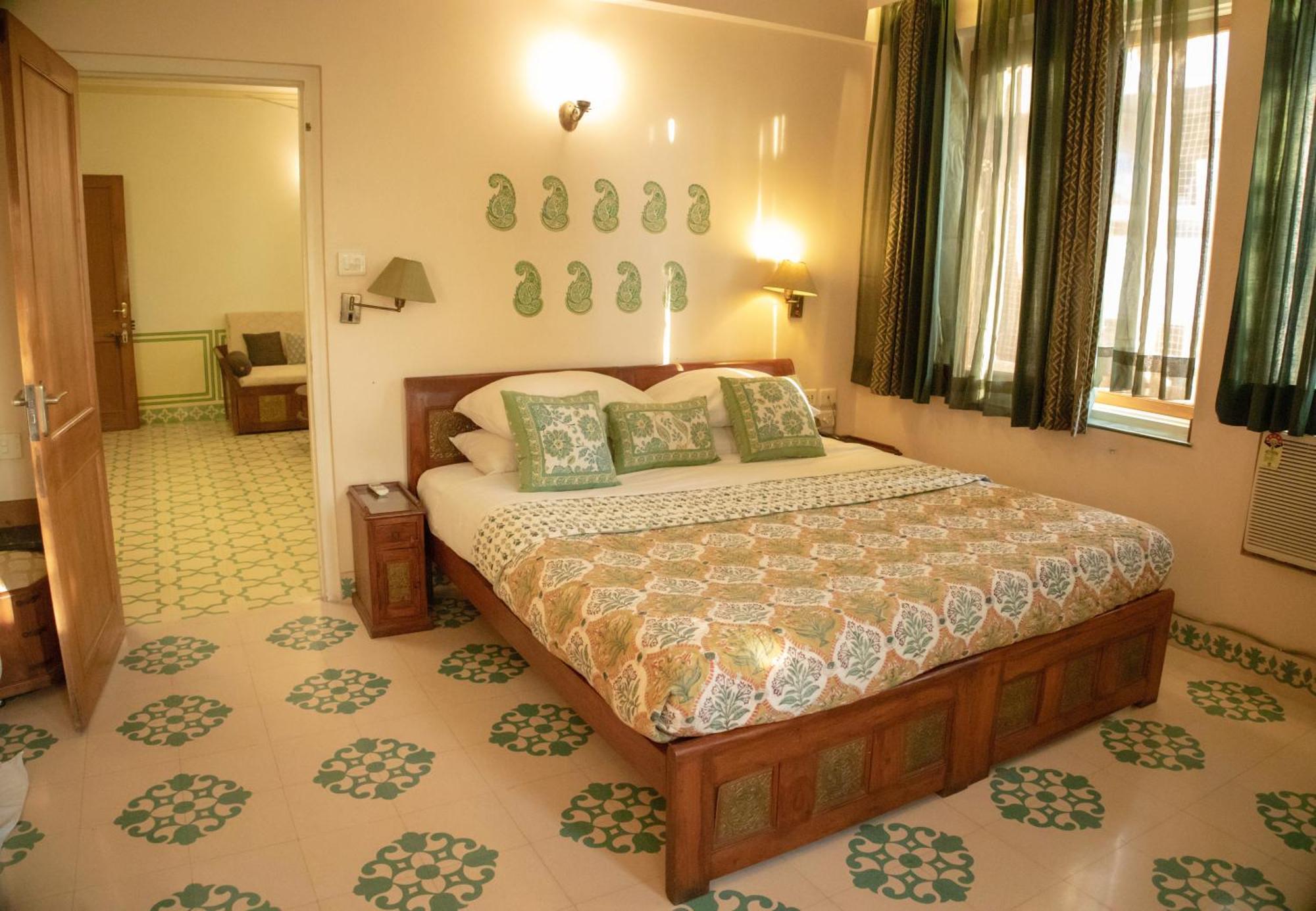 Om Niwas Suite Hotel Джайпур Екстериор снимка